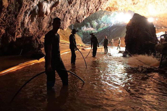 Nelle grotte militari azionano pompe per evitare l'allagamento