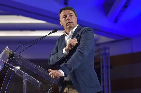 L'intervento di Matteo Renzi dal podio durante l'assemblea nazionale del Partito Democratico.