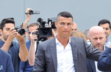 Cristiano Ronaldo arriva al Juventus J Medical a Torino, circondato da fotoreporter