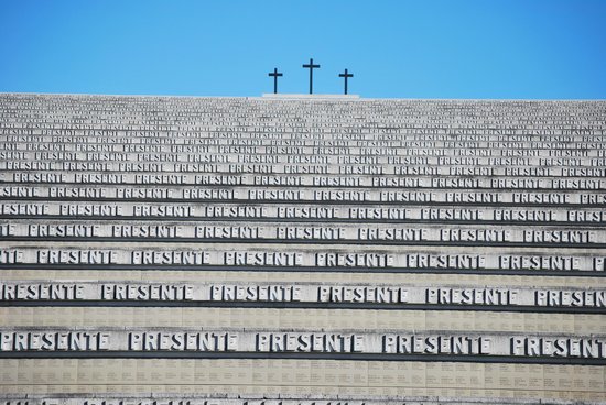 La scalinata del Sacrario Militare di Redipuglia con l'iscrizione "PRESENTE" ad ogni scalino. Grande Guerra