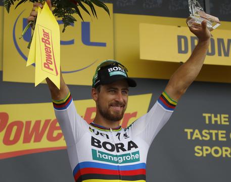 Peter Sagan, con la maglia da campione del mondo, festeggia la vittoria nella 13esima tappa del Tour