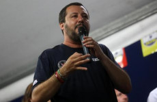 Il ministro dell'Interno Matteo Salvini, microfono in mano, nel suo intervento a Lecco.