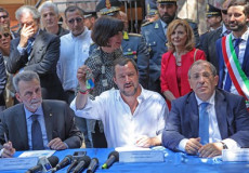 Matteo Salvini, durante la sua visita in Calabria al tavolo della conferenza stampa attorniato da autorità locali.