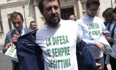 Il leader della Lega Nord Matteo Salvini, con i deputati del partito, manifesta per la legittima difesa davanti a Montecitorio., indossando una maglietta con la scritta "La difesa è sempre legittima".