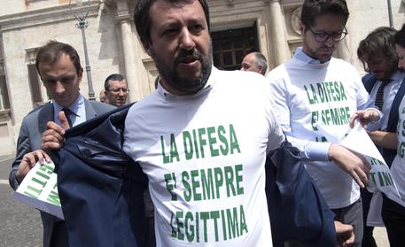 Il leader della Lega Nord Matteo Salvini, con i deputati del partito, manifesta per la legittima difesa davanti a Montecitorio., indossando una maglietta con la scritta "La difesa è sempre legittima".