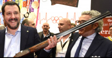 Salvini imbracciando un fucile da caccia