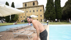 Salvini si tuffa in piscina nell'azienda confiscata alla mafia