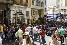 Gente passeggiando in 25 marzo, una delle zone più popolare di Sao Paulo, Brasile.