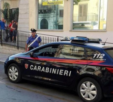 Una pattuglia dei carabinieri davanti alla sede centrale delle Poste e Telecomunicazioni di corso dei Mille a Partinico.