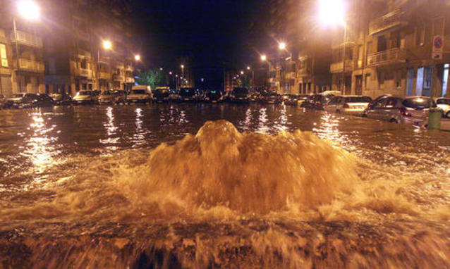 Le acque del Seveso allagano le strade