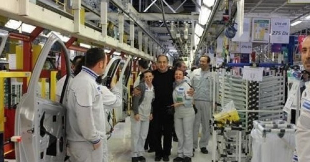 L'amministratore delegato di Fiat Chrysler Automobiles, Sergio Marchionne, durante la sua visita allo stabilimento di Melfi (Potenza).