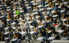 Studenti seduti ai tavoli per i test universitari