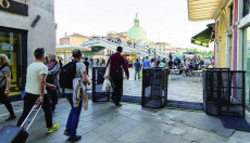 Turisti attraversano i tornelli a Venezia