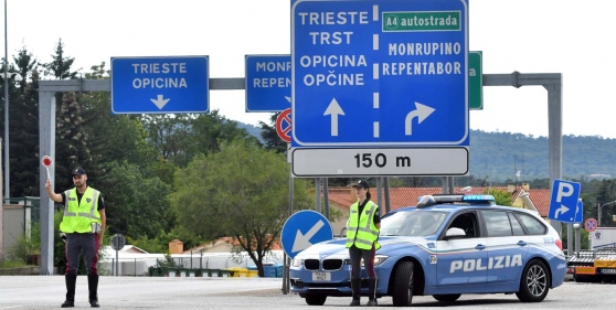 Una pattuglia della Polizia effettua controlli al confine (Gorizia)
