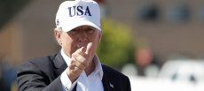 Donald Trump con un cappellino con la scritta USA