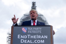 Donald Trump interviene a una manifestazione del Tea party contro l'accordo sul nucleare iraniano