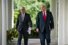 Donald J. Trump (a destra) e il Presidente del Consiglio europeo Jean-Claude Juncker. (a sinistra) si avviano alla riunione.