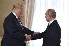 Stretta di mano tra Putin e Trump durante l'incontro ad Helsinki.