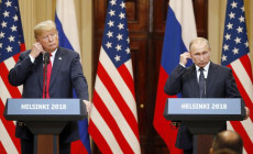 Il Presidente americano Donald J. Trump e il Presidente russo Vladimir Putin aggiustano i propri auricolari durante la conferenza stampa ad Helsinki.
