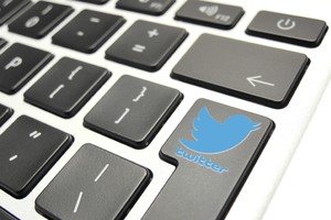 La tastiera di un computer con il simbolo di Twitter su un tasto