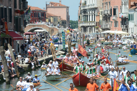 Barche a remi veneziane e più moderni cayak si intrecciano lungo il rio di Cannaregio,