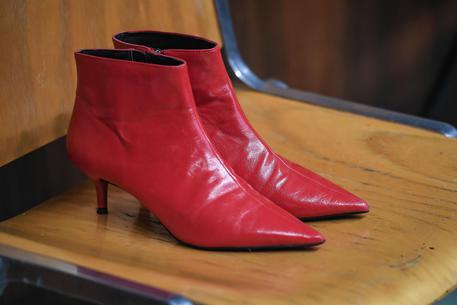 Due scarpe rosse per ricordare le donne vittime di violenza