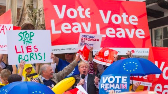 Cartelloni con la scritta "Vote Leave" durante la campagna per la Brexit