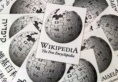Fogli con il logo di Wikipedia