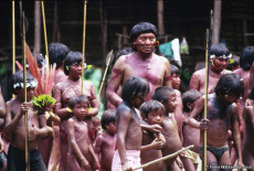 Un gruppo di indios Yanomami nell'Amazzonia brasiliana.