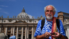 padre Alex Zanotelli a piazza San Pietro