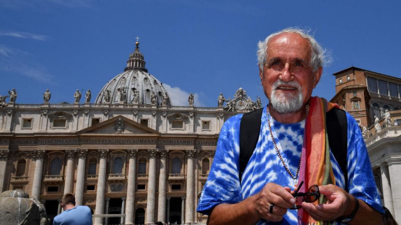 padre Alex Zanotelli a piazza San Pietro