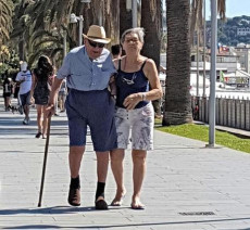 Una foto di Giovanni Berbero quando aveva 108, passeggiando con la sua accompagnatrice a Ferragosto.