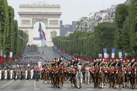 La parata militare del 14 luglio a Parigi lungo gli Champs Elysées.