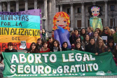 Manifestazione a favore dell'aborto a Buenos Aires con striscioni