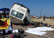 Il furgone in cui erano stipati i migranti braccianti capovolto dopo l'incidente.
