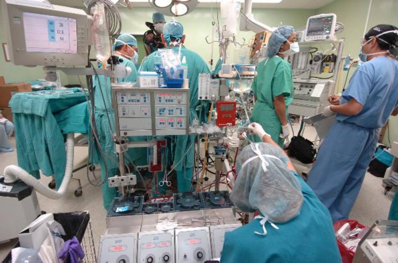 Medici in sala operazioni durante un'operazione a cuore aperto.
