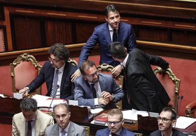 Il premier Giuseppe Conte mentre il Senato approva il Decreto Dignità.