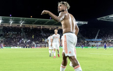 Josef Martinez in campo a petto nudo dopo aver segnato il gol del record.