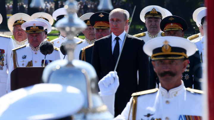 Vladimir Puntin tra ufficiali della Marina durante una parata militare.