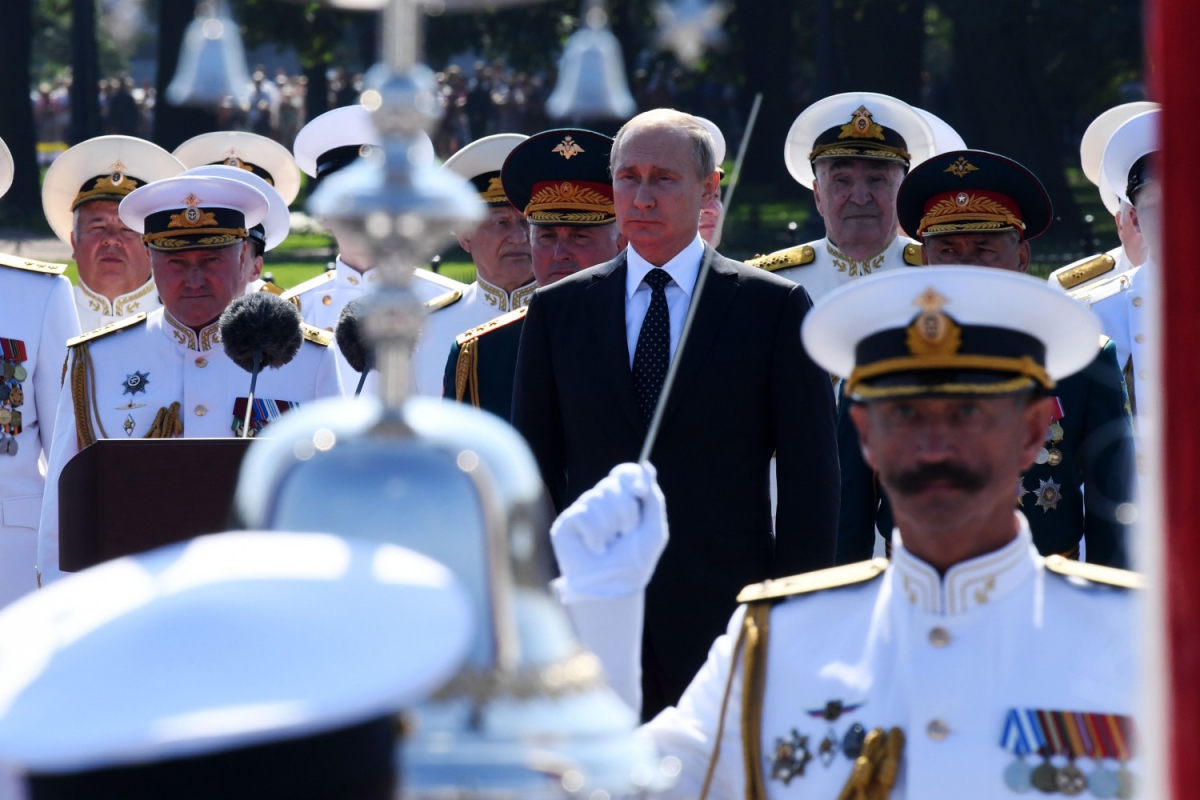 Vladimir Puntin tra ufficiali della Marina durante una parata militare.