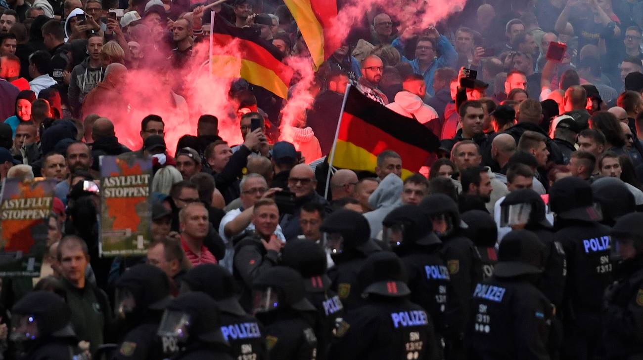 Folla di tedeschi contro la polizia