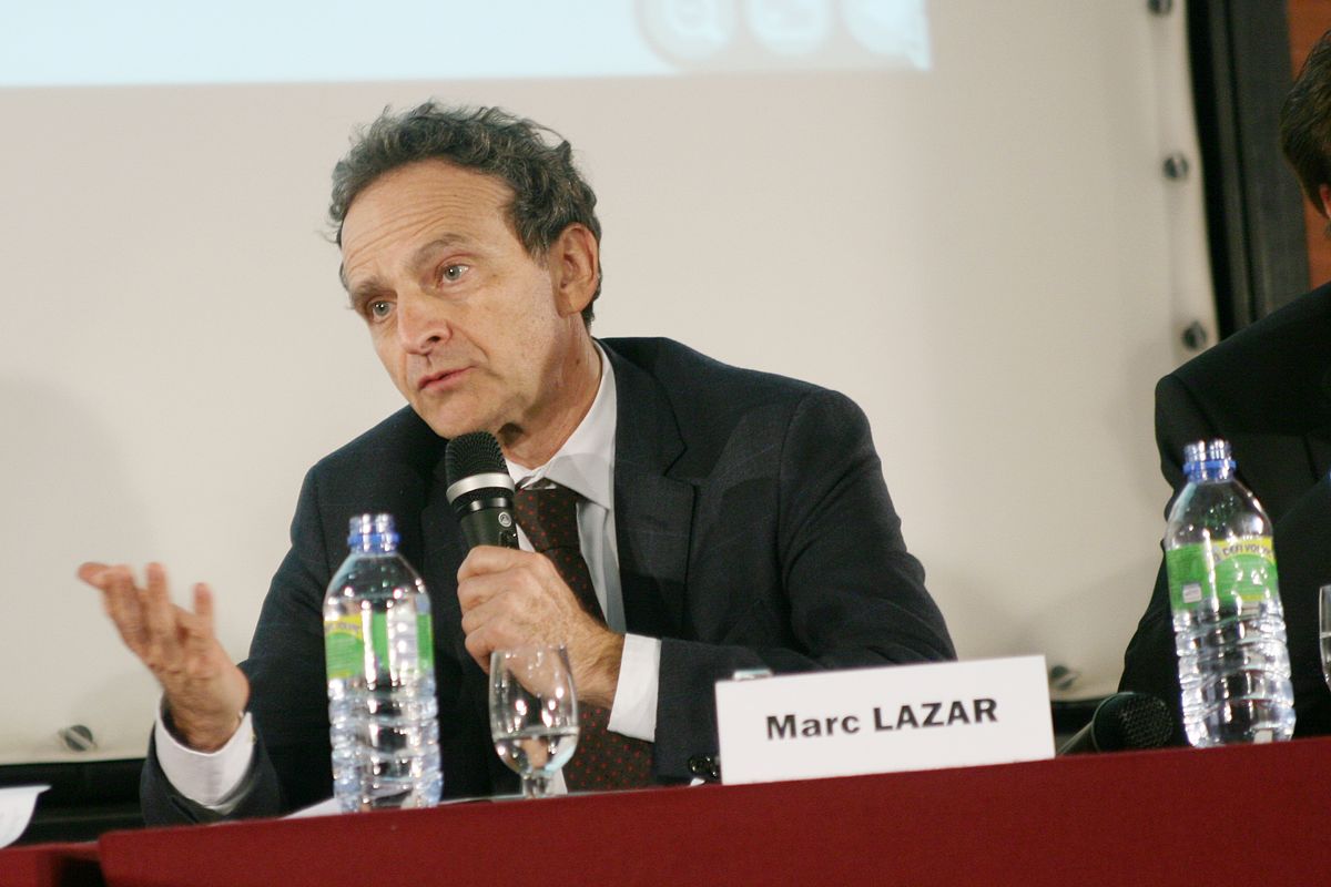 Primo piano di Marc Lazar seduto ad un tavolo durante una conferenza