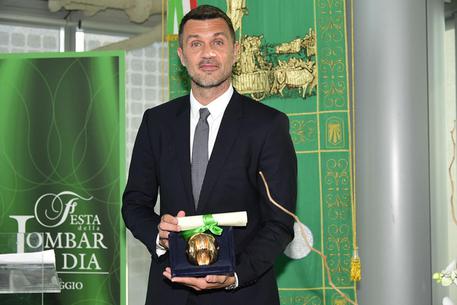 Paolo Maldini, storico capitano del Milan, posa per una foto durante la consegna del Premio Speciale Rosa Camuna assegnato dalla Regione Lombardia.