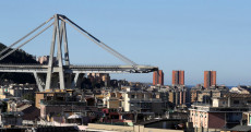 Genova: il Ponte Morandi sospeso nel vuoto.