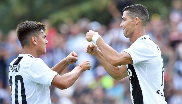Cristiano Ronaldo e Paulo Dybala festeggiano il primo gol in bianconero del portoghese nell'amichevole Juventus A-Juventus B..
