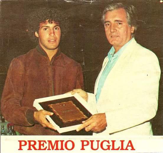 Franco Rizzi riceve il Premio Regione Puglia da Vittorio Fioravanti.