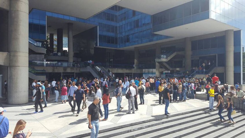 En la mañana de este miércoles se registraron dos réplicas que se sintieron en la ciudad de Caracas, luego del terremoto que sufrió el país el día de ayer en la tarde
