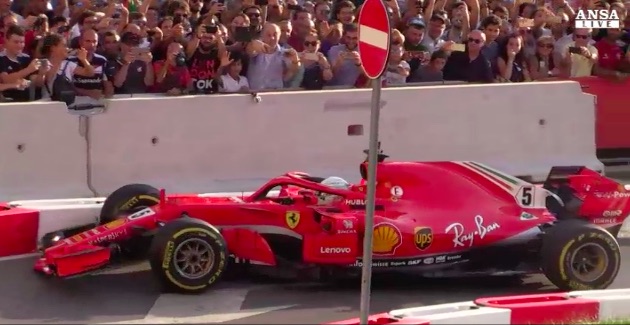 Vettel rompe il muso durante lo show sui Navigli a Milano.