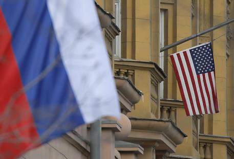 La bandiera russa e quella americana sventolano sul balcone dell'Ambasciata americana a Mosca.