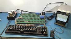 Tastiera, monitor e scheda memoria di uno dei primi pc Apple.